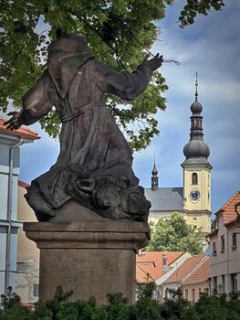 Svatý František Serafínský s kostelem sv. Jana Křtitele